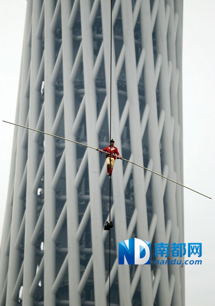 組圖：阿迪力廣州無保護走鋼絲成功橫跨珠江