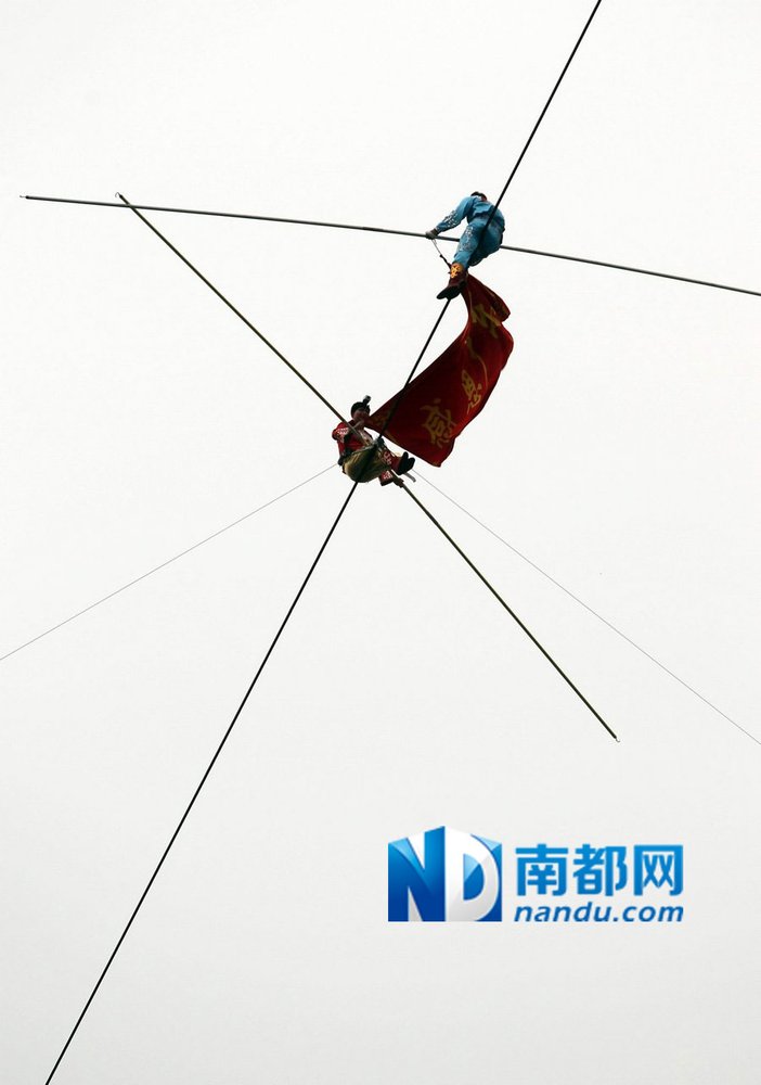 組圖：阿迪力廣州無保護走鋼絲成功橫跨珠江