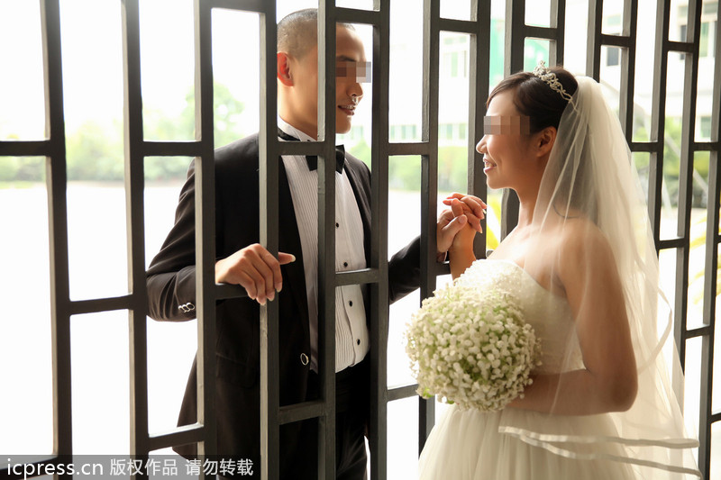 高墻里的集體婚禮 重慶監獄上演七夕“愛的守候”