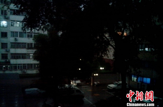北京雷聲轟鳴白晝?nèi)缫?專家提醒市民注意防雷擊