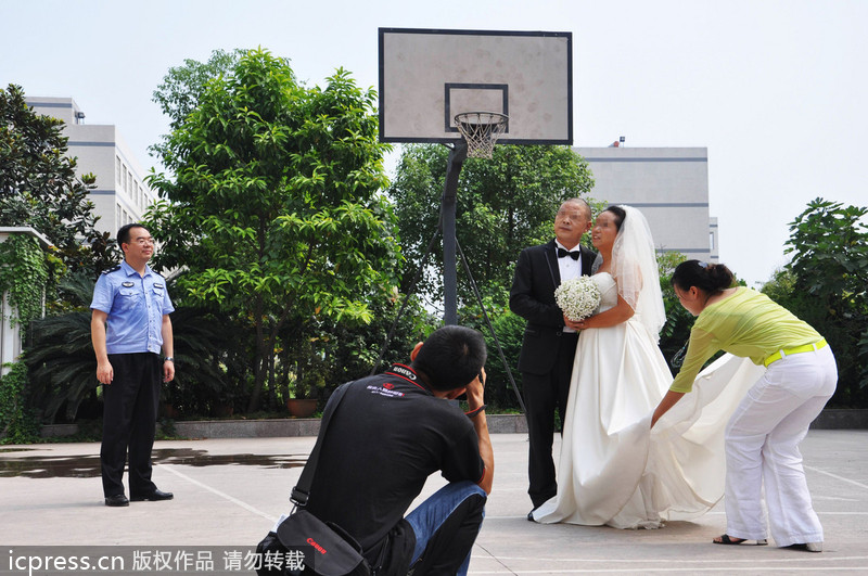 高墻里的集體婚禮 重慶監獄上演七夕“愛的守候”