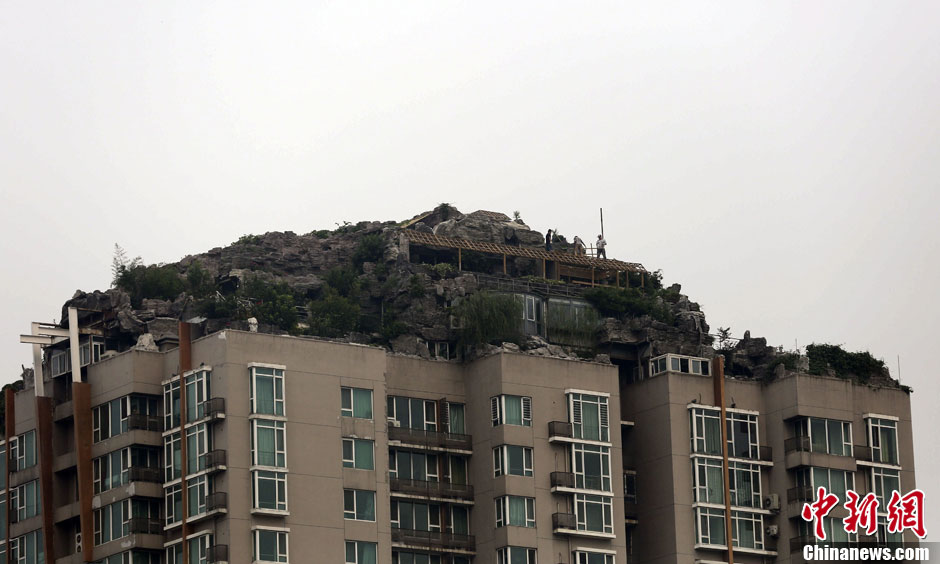 “樓頂別墅”樓下拉起警戒線 防高空墜物