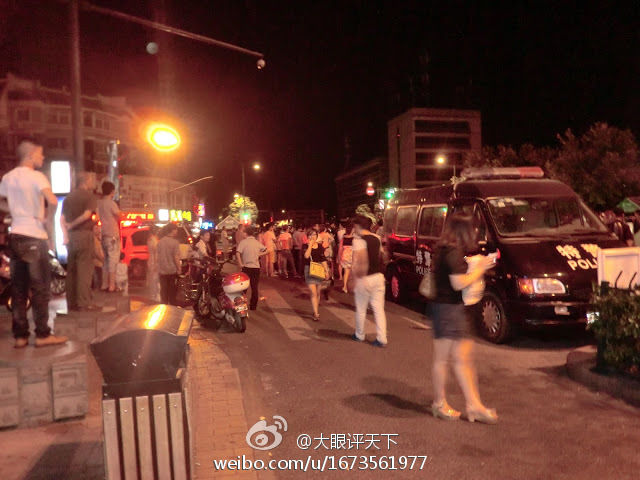 杭州街道辦官員撞車后與人爭執(zhí) 百人圍觀