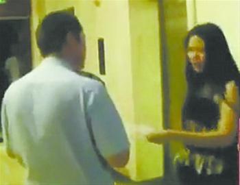 大連女子大鬧洗浴中心脫衣襲警 派出所內小便(圖)