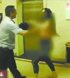 大連女子大鬧洗浴中心脫衣襲警 派出所內小便(圖)
