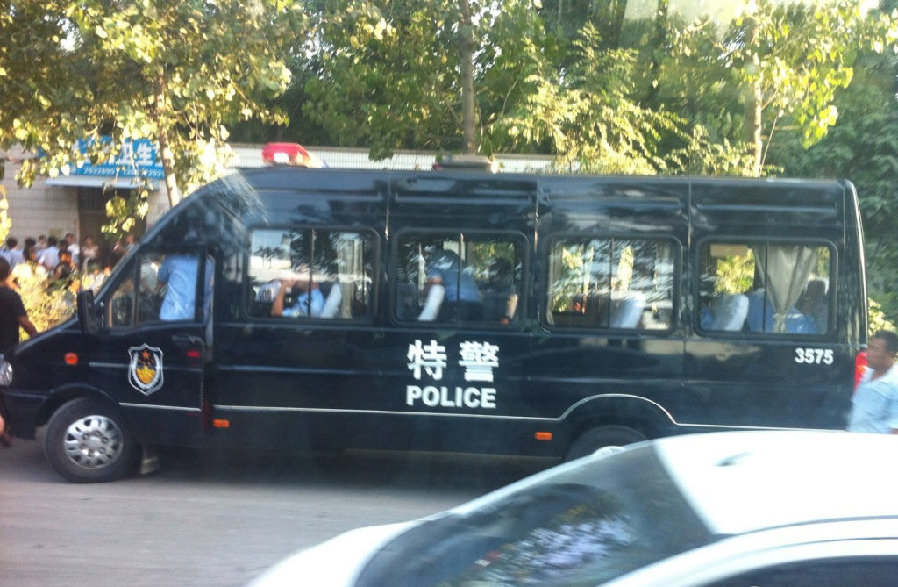 安陽(yáng)公交車持刀搶劫案致2死13傷 懸賞10萬(wàn)追兇