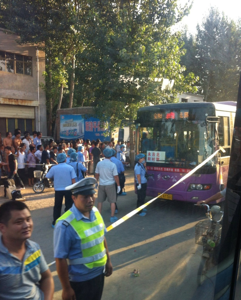 安陽公交車持刀搶劫案致2死13傷 懸賞10萬追兇