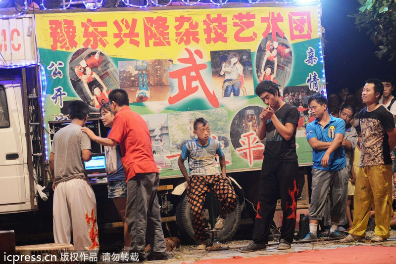 江湖雜技團借演出賣“靈藥” 稱“靈藥”中浸泡鱷魚、毒蛇等藥材