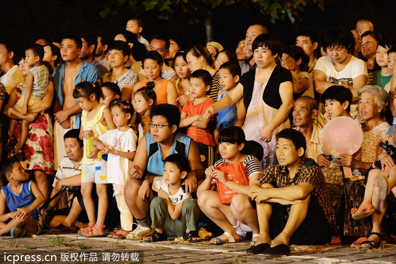 江湖雜技團借演出賣“靈藥” 稱“靈藥”中浸泡鱷魚、毒蛇等藥材