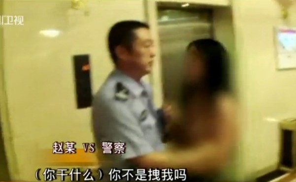 女子脫光上衣襲警現(xiàn)場(chǎng)實(shí)拍 彪悍潑婦耍橫直往警察懷里撲