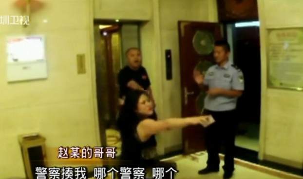 女子脫光上衣襲警現(xiàn)場(chǎng)實(shí)拍 彪悍潑婦耍橫直往警察懷里撲
