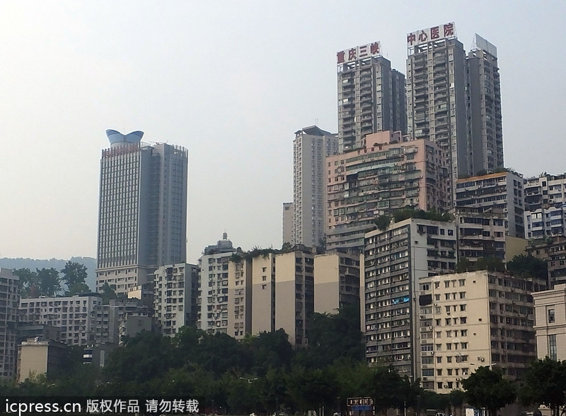 重慶萬州某醫院樓頂“護士帽”造型避雷針吸眼球