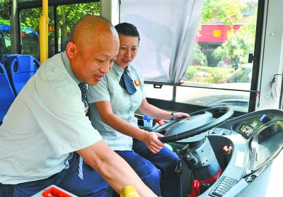 千萬(wàn)富翁夫妻開公交 家有3套房2臺(tái)車酒店年租金15萬(wàn) 圖