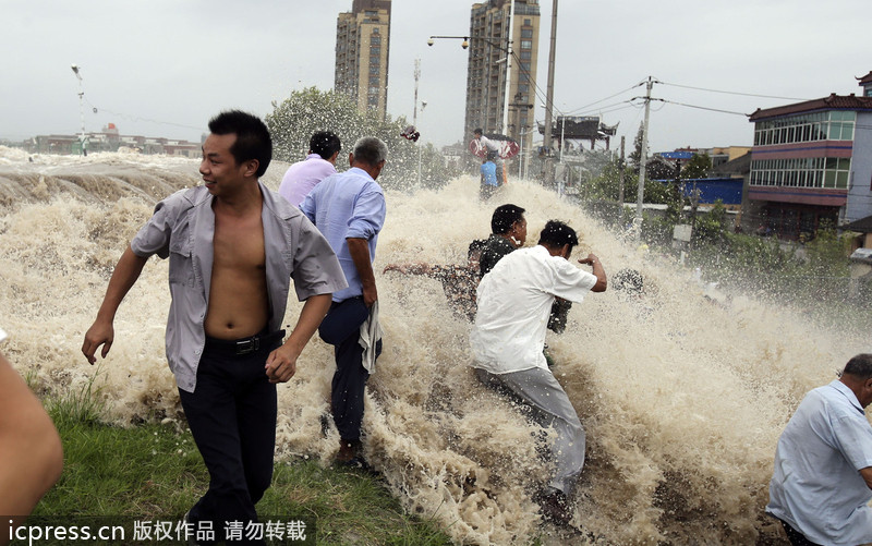 浙江海寧：高潮位達(dá)6.60米“回頭潮”席卷錢(qián)塘江鹽倉(cāng)一帶 打翻數(shù)百名游客