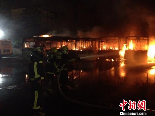 浙江臺州9輛公交車凌晨著火 均損毀嚴重燒成車殼