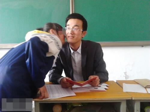 甘肅一中學老師用畢業證要挾向全班女生索吻 已被停職