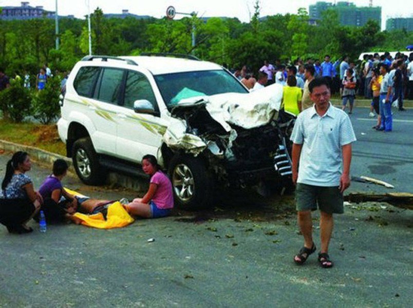 組圖：江西一官員酒后駕車撞死4人 赤膊受審