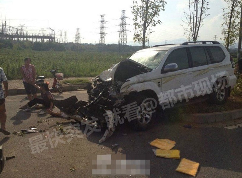 組圖：江西一官員酒后駕車(chē)撞死4人 赤膊受審