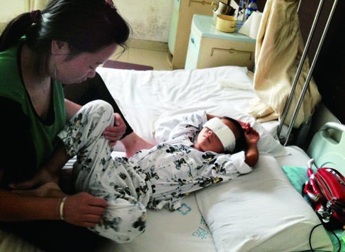 被挖眼男童姑父：孩子并不是被迷暈后下的手