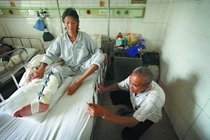 兩老人因?yàn)閻?ài)情結(jié)伴打工 遭遇車禍1個(gè)盒飯兩人吃
