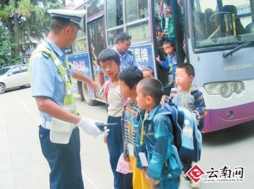 昆明一“校車”嚴(yán)重超員 26座車擠進(jìn)115人(圖)