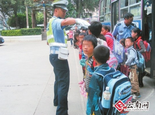 昆明一“校車”嚴(yán)重超員 26座車擠進(jìn)115人(圖)