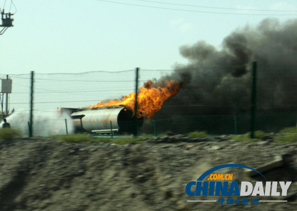 新疆吐和高速庫車縣段一罐車起火 20余輛消防車現場救火