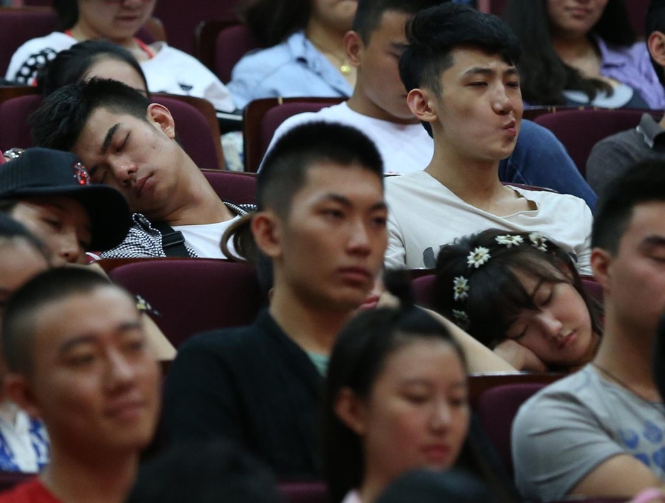 北影開(kāi)學(xué)典禮臺(tái)下美女睡一片