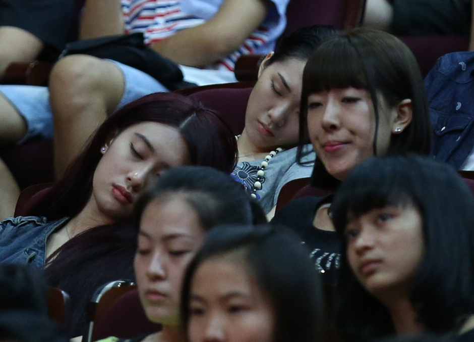 北影開學典禮臺下美女睡一片