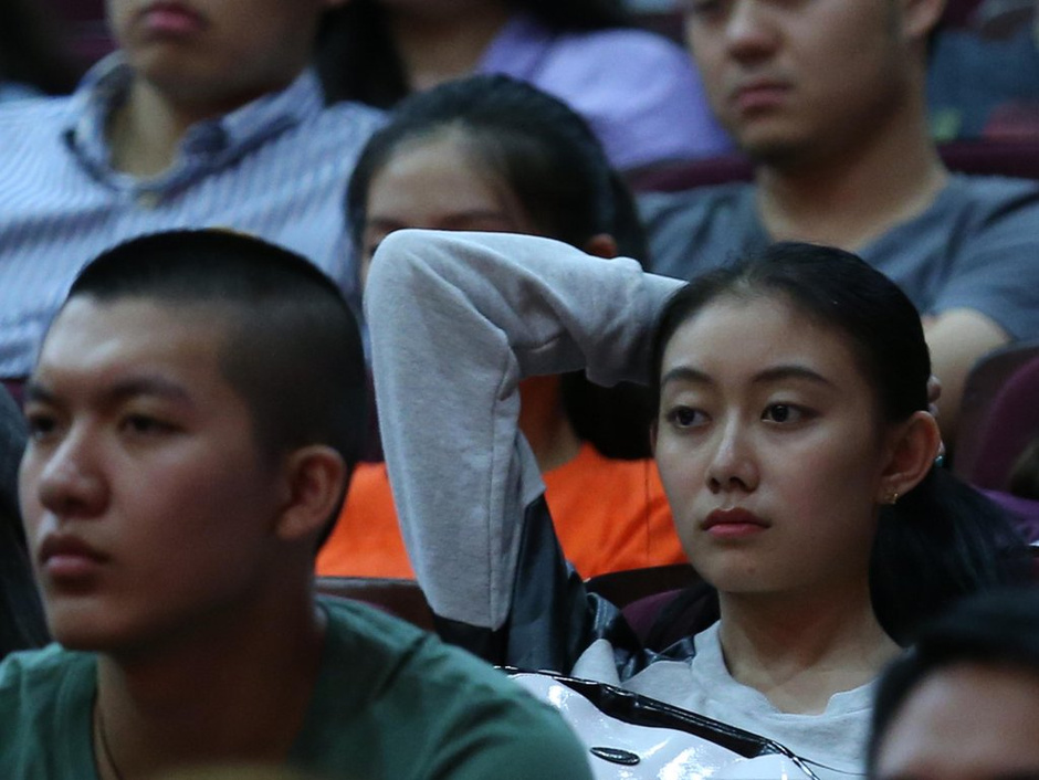 北影開學典禮臺下美女睡一片