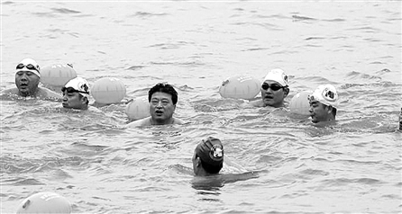 浙江15個(gè)環(huán)保局局長(zhǎng)下河游泳 副市長(zhǎng)市委書(shū)記領(lǐng)頭