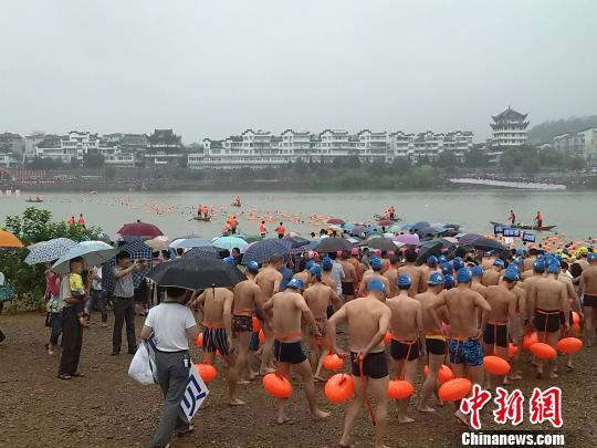 浙江千人橫渡蘭江 15位環保局長帶頭游泳(圖)