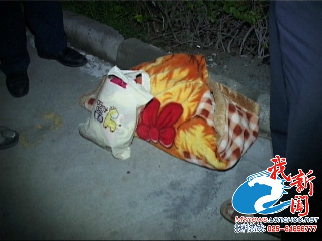 南京：女?huà)氡粭壭^(qū)路上 險(xiǎn)被車(chē)輪碾壓