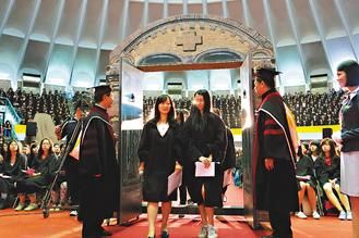 臺灣一所大學特色迎新生：行叩門禮、爬克難坡