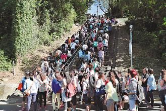 臺灣一所大學特色迎新生：行叩門禮、爬克難坡