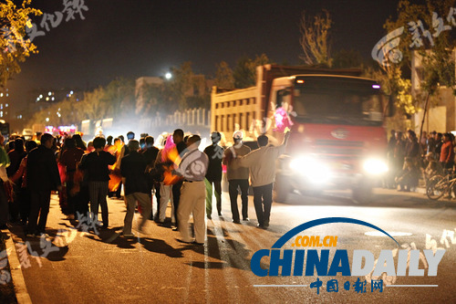 長(zhǎng)春上百名老人馬路上扭秧歌 稱人多車輛能躲開(kāi)