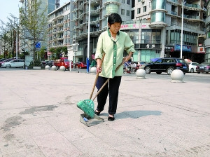 男子擺心形蠟燭求婚 60歲女保潔員蹲地清理一小時(圖)