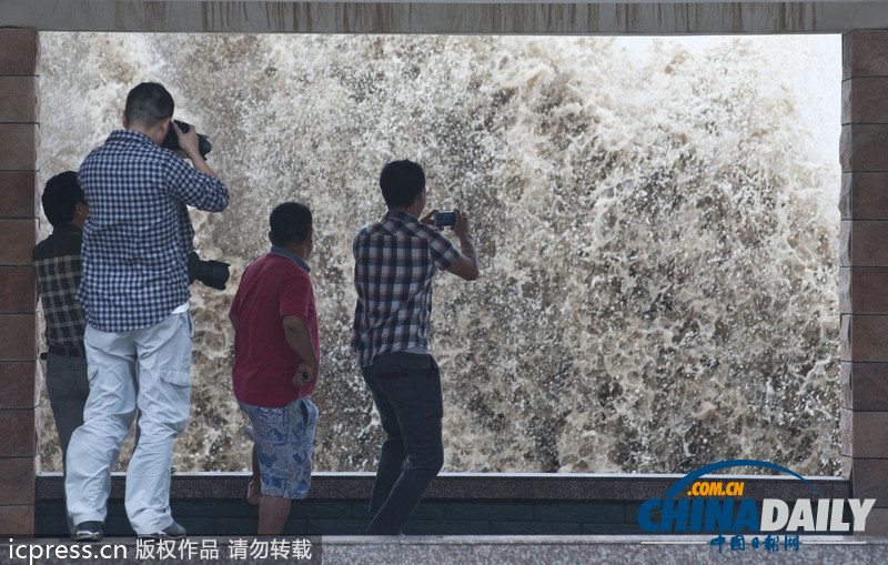 浙江溫嶺：臺風(fēng)”菲特“掀起巨浪 看潮人流涌動