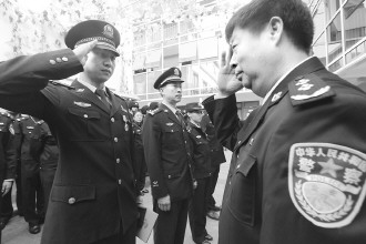 北京一列車長開車前5分鐘跳下站臺(tái)救起墜落女童(圖)