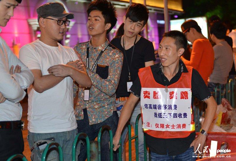 高清：男子擺攤出售“面子” 吐次口水收費(fèi)百元