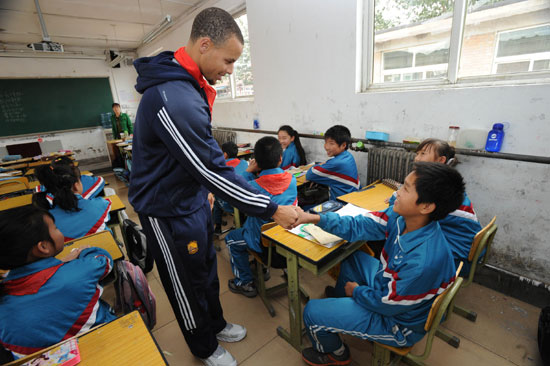 金州勇士隊隨“NBA關(guān)懷行動”走進(jìn)北京臺京學(xué)校