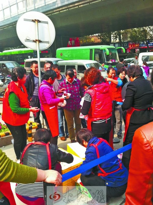 鄭州一群熱心人醫院門口免費送午餐 已堅持半年