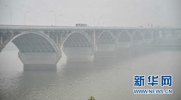 中國多地制定霧霾預案 機動車限行引爭議