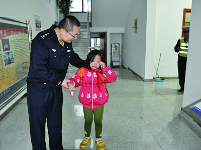 女孩被忘學校沒人接 走到路上拉住交警哭