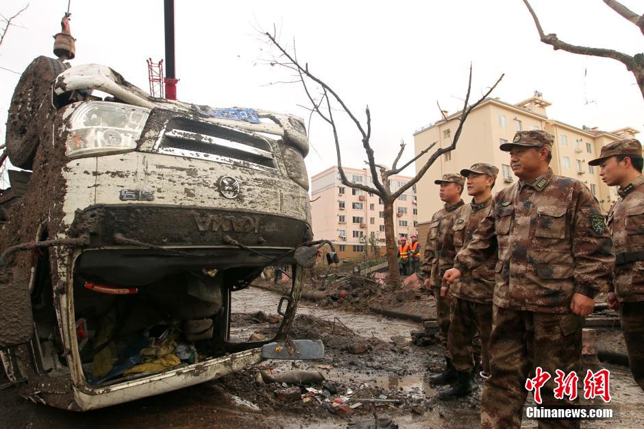 解放軍赴中石化黃濰輸油管線燃爆事故現(xiàn)場救援