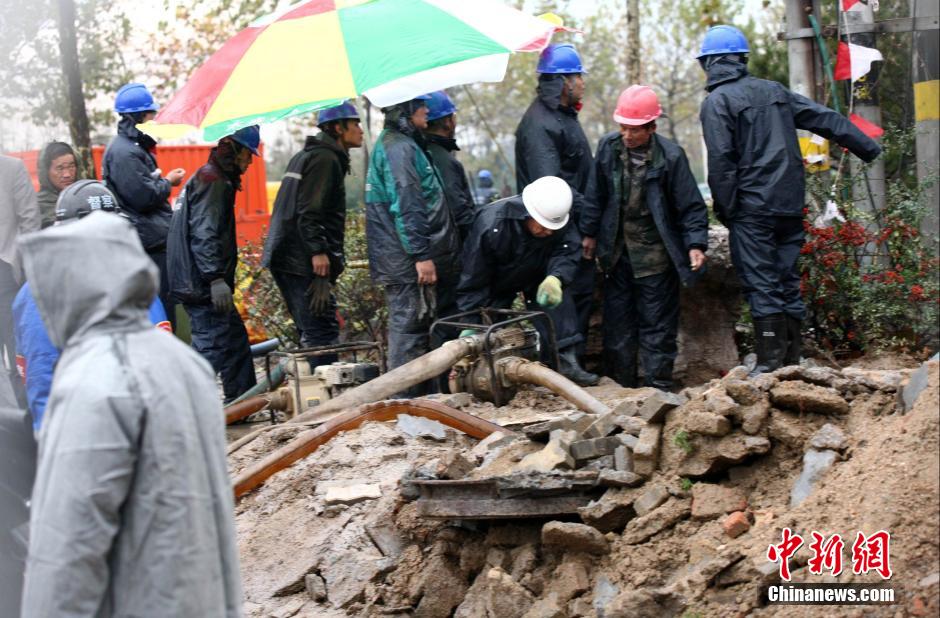 解放軍赴中石化黃濰輸油管線燃爆事故現(xiàn)場救援