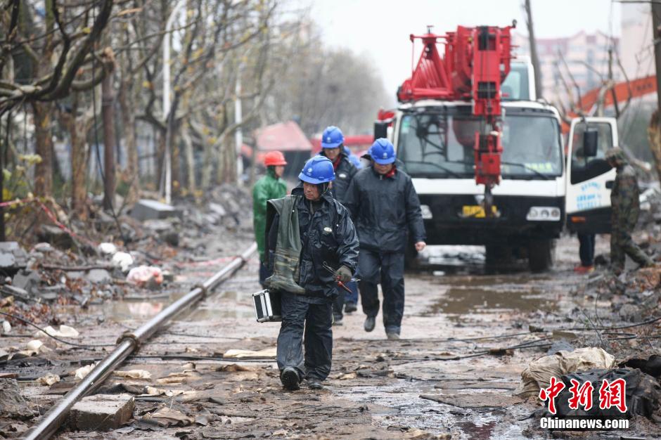 解放軍赴中石化黃濰輸油管線燃爆事故現場救援
