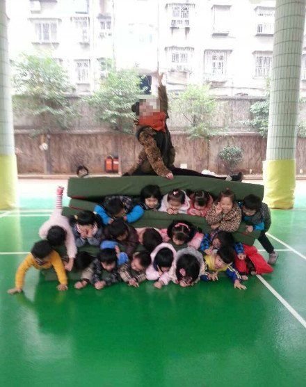 長(zhǎng)沙10余幼兒疊3層人肉坐墊 老師坐上方