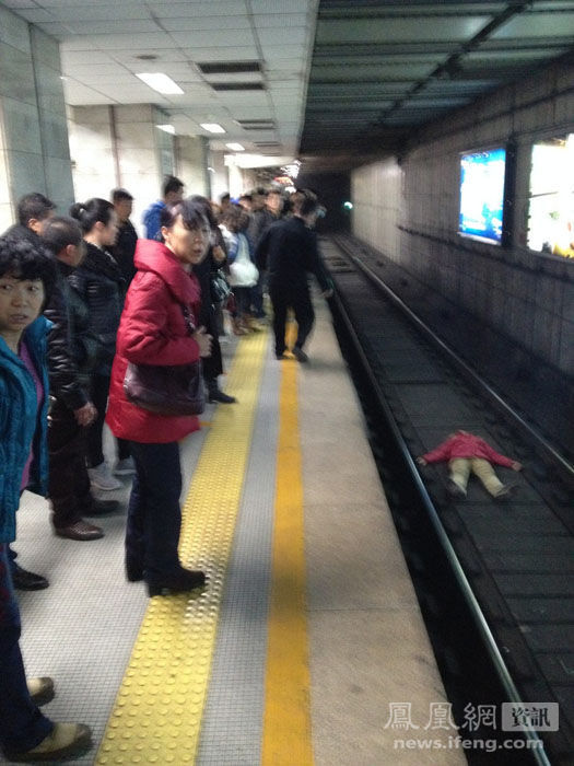 北京一女子地鐵臥軌被強(qiáng)行抱出