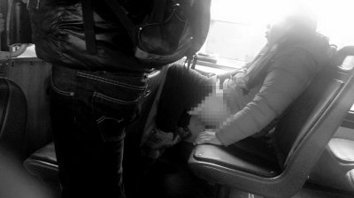 北京：女子乘公交車當(dāng)眾脫褲小便(圖)